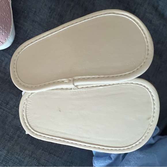 3️⃣ pair of baby shoes - Picture 4 of 4